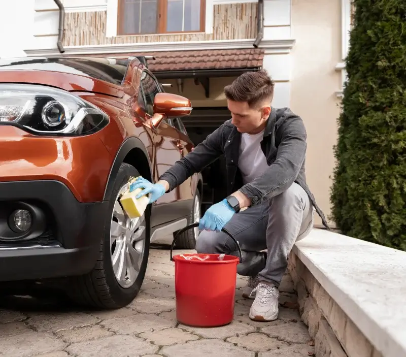 Lavage auto à domicile Saint-Pol-de-Léon : professionnel intervenant sur un véhicule